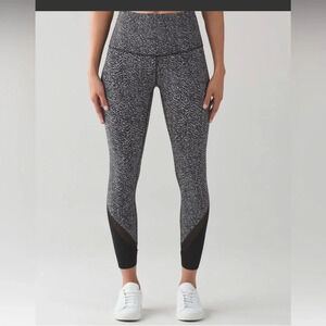 Lululemon Wunder Under Pant Hi-Rise Laser Cut
Luon Ripple Jacquard Black White 6